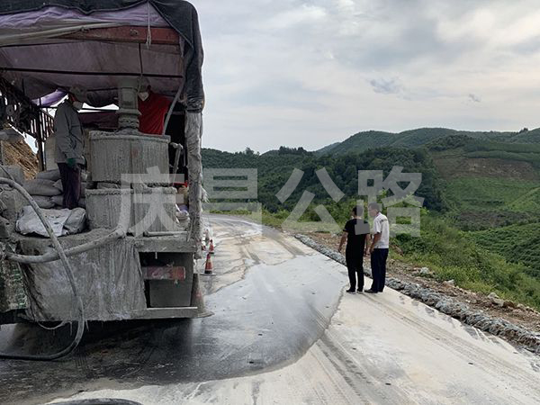 濱海公路壓漿現(xiàn)場(chǎng)